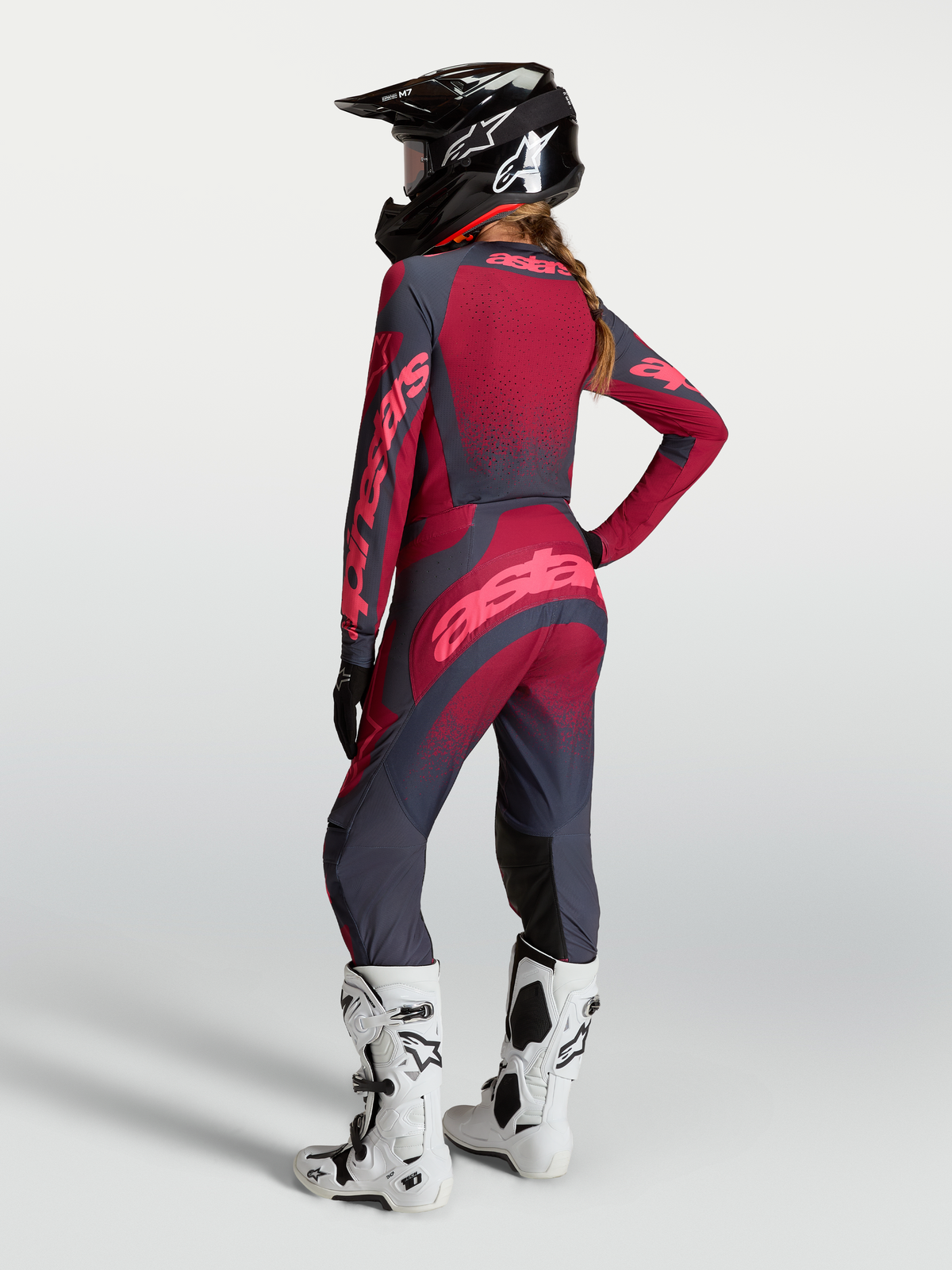 Alpinestars Stella Techstar Swan Trikot und Gear Set, Damen-Motocross-Kombi in Rot und Grau, Rückansicht mit Helm.