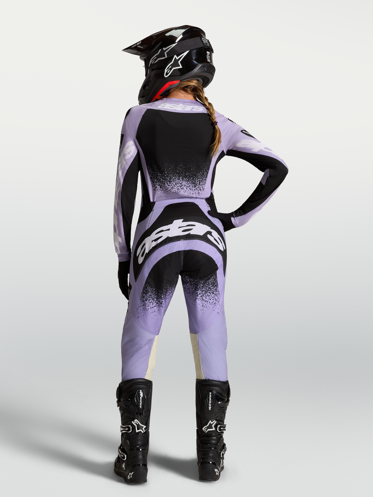 Alpinestars Stella Techstar Swan Trikot und Gear Set, Damen-Motocross-Kombi, Hellviolett und Schwarz, Rückansicht am Model.
