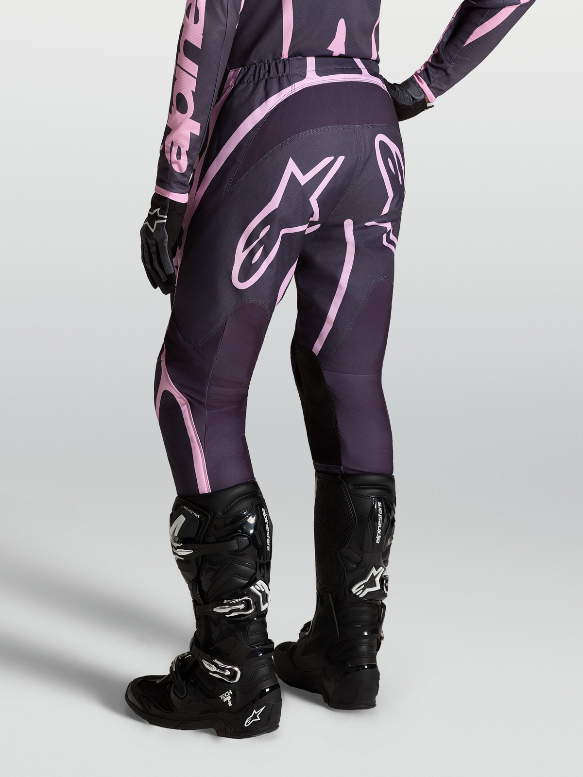 Alpinestars Stella Fluid Apex V2 Hose, Damen-Motocross-Hose in Grau und Pink, kombiniert mit Tech 7 Stiefeln.
