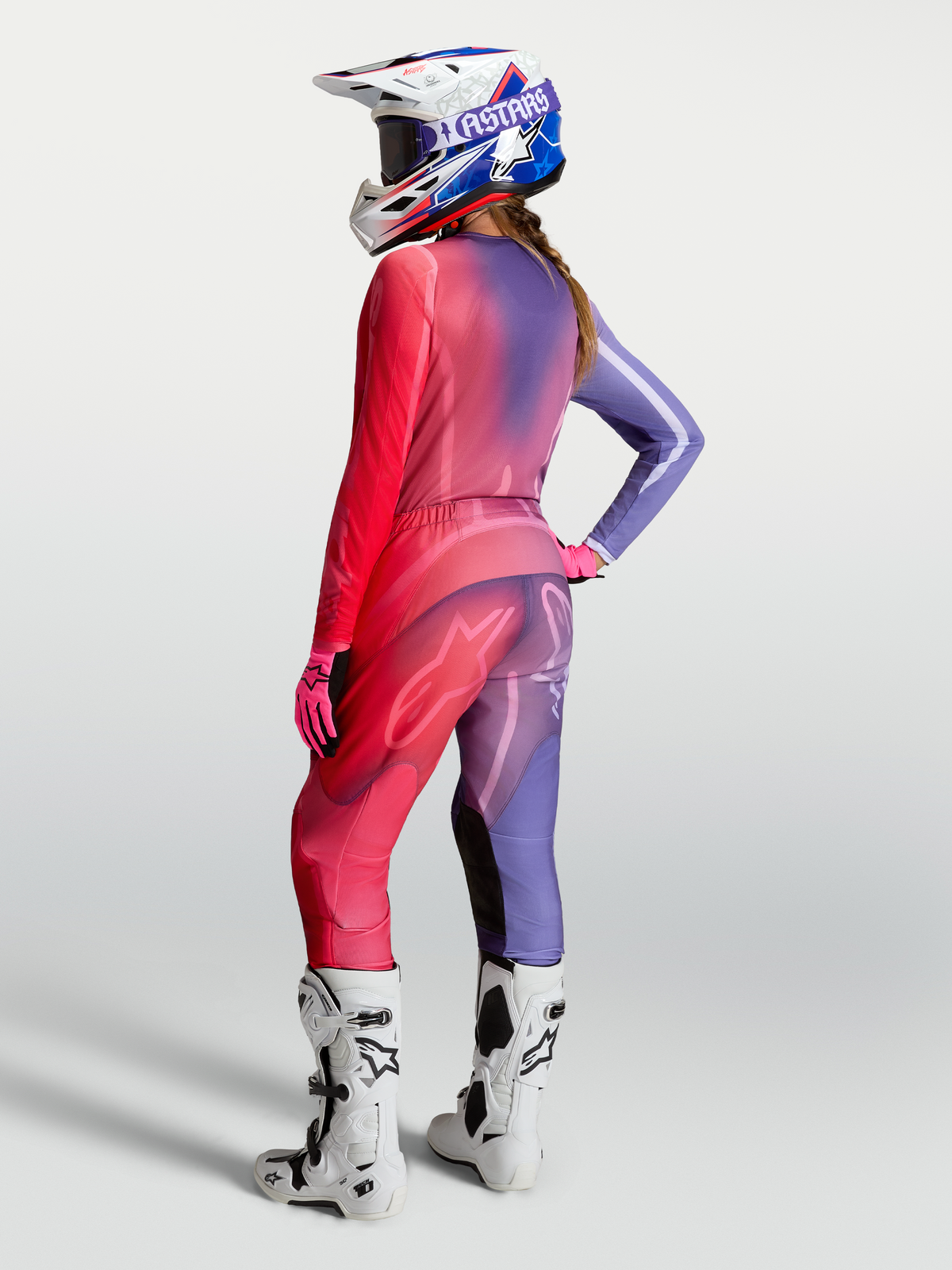 Stella Fluid Kepler Hose und Gear Set, lila und rotes Damen-Motocross-Rennoutfit am Modell, hochwertige Offroad-Ausrüstung.