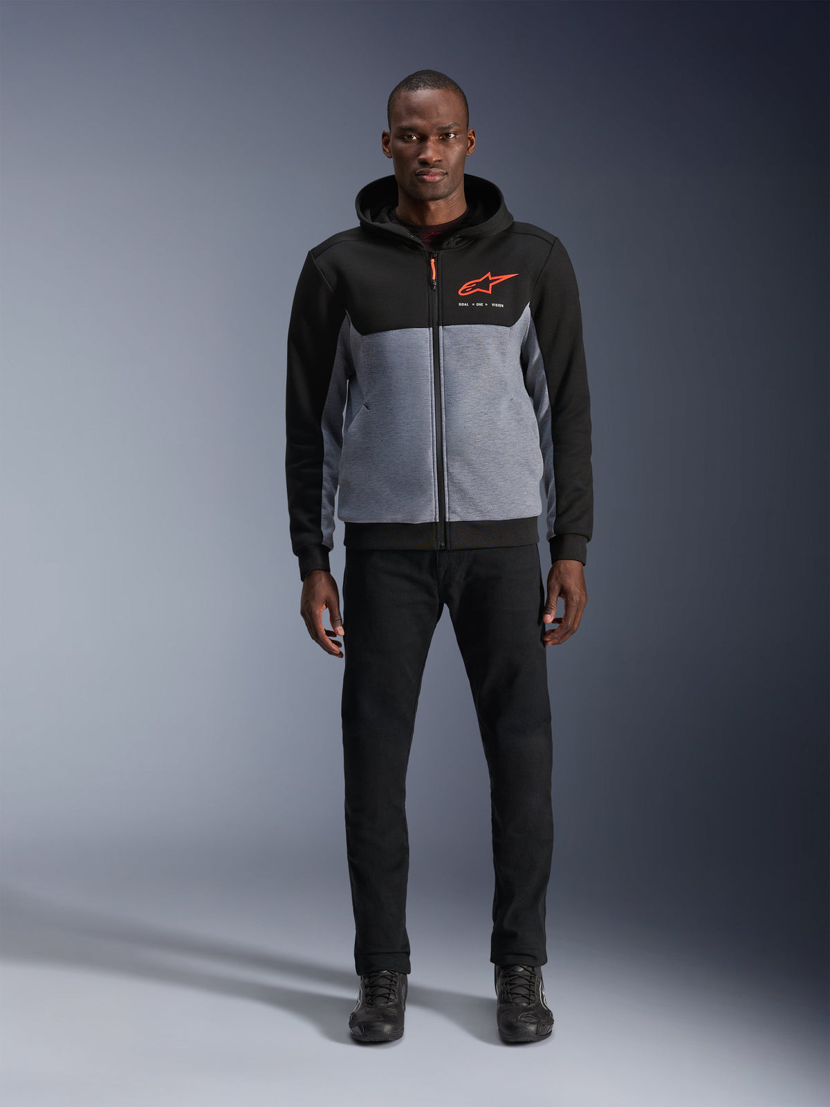 Alpinestars Chrome V2 Sport Kapuzenpullover, urbane Herren-Motorradjacke, Schwarz und Grau meliert mit fluoreszierenden roten Akzenten, ideal für den Stadtverkehr.
