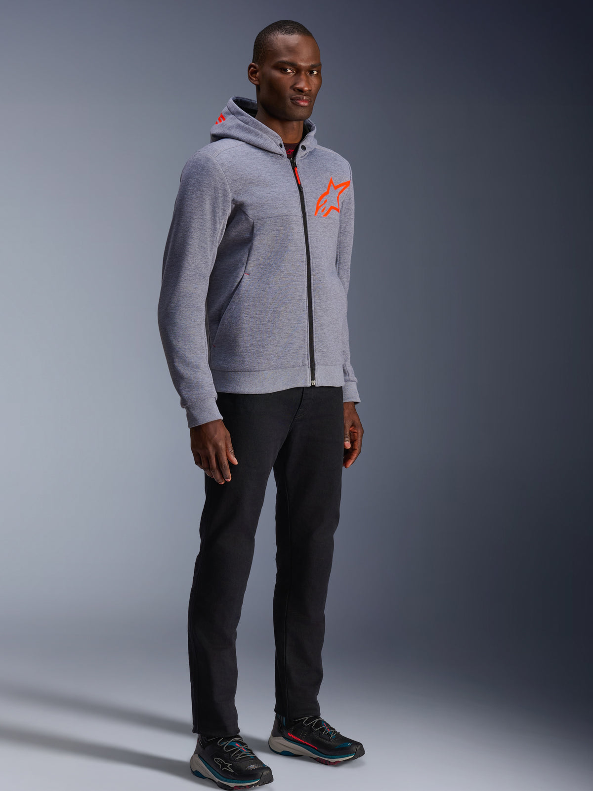Alpinestars Chrome V2 Sport Kapuzenjacke, Herren-Motorradjacke in Grau und Leuchtend Rot, getragen von einem Model.