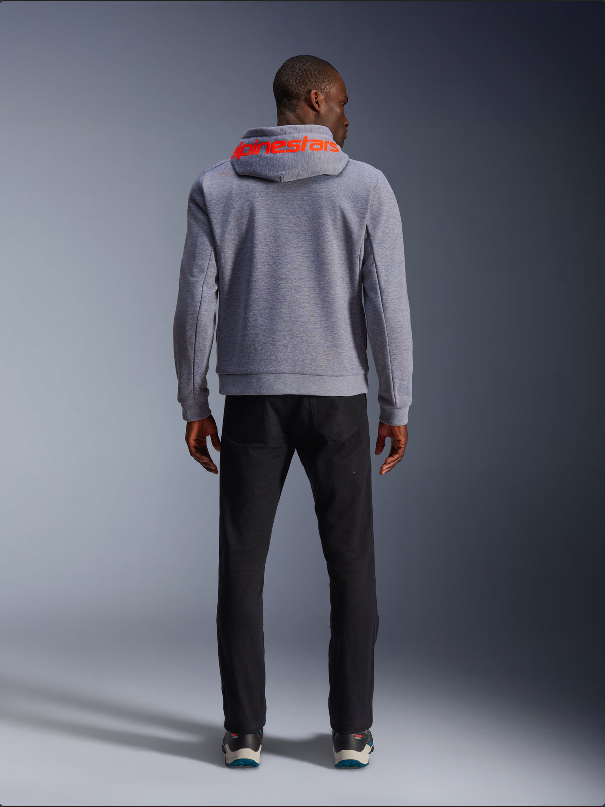 Alpinestars Chrome V2 Sport Kapuzenjacke, Urban-Riding-Motorradjacke für Herren in Grau und Rot Fluo, CE-zertifiziertes Tech-Fleece, Rückansicht.
