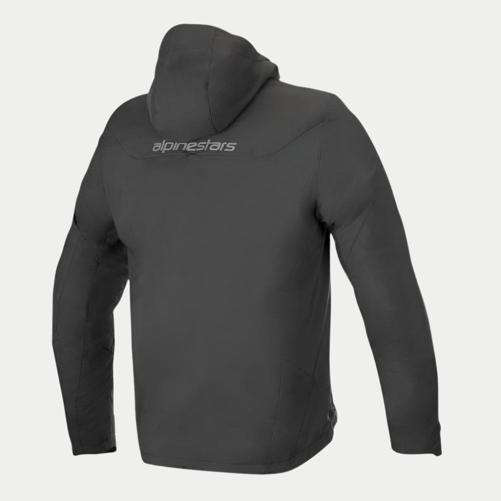 Alpinestars Domino Tech Jacke, Schwarz, Rückansicht mit fester Kapuze und grauem Logo auf dem oberen Rücken, technischer Softshell-Motorrad-Hoodie für urbanes Fahren