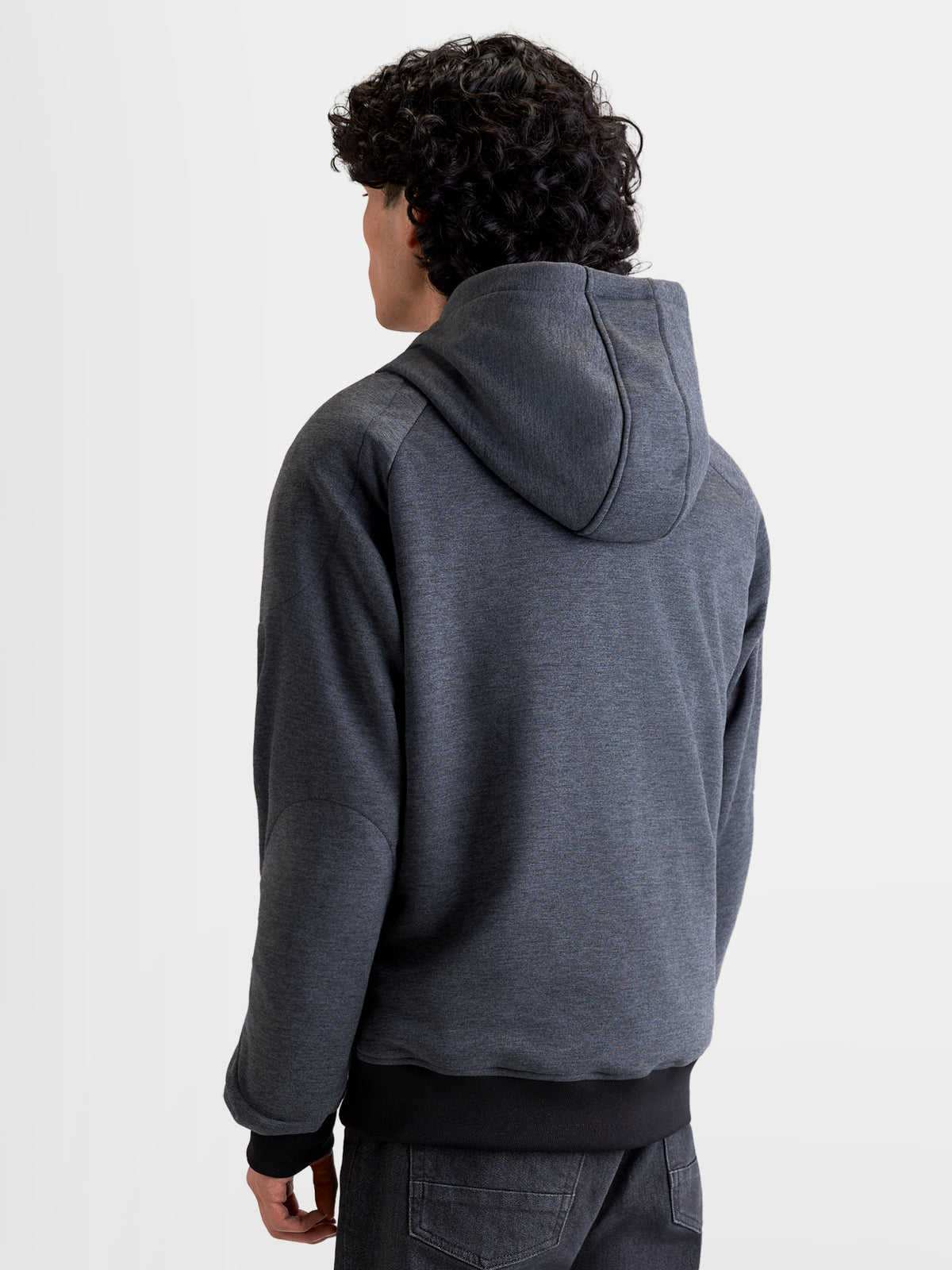 Alpinestars Ageless Kapuzenpullover, urbaner Herren-Motorradhoodie in Asphalt Melange Grau, Rückansicht eines Modells mit fester Kapuze und schützenden Verstärkungseinsätzen