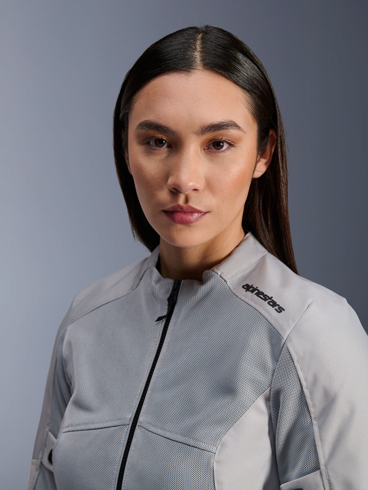 Alpinestars Stella C-1 Air Jacke, silberne Motorradjacke für Damen, Nahaufnahme mit Tech-Mesh-Belüftungseinsätzen und schwarzem Logo auf der Schulter, urbane, moderne Motorradausrüstung