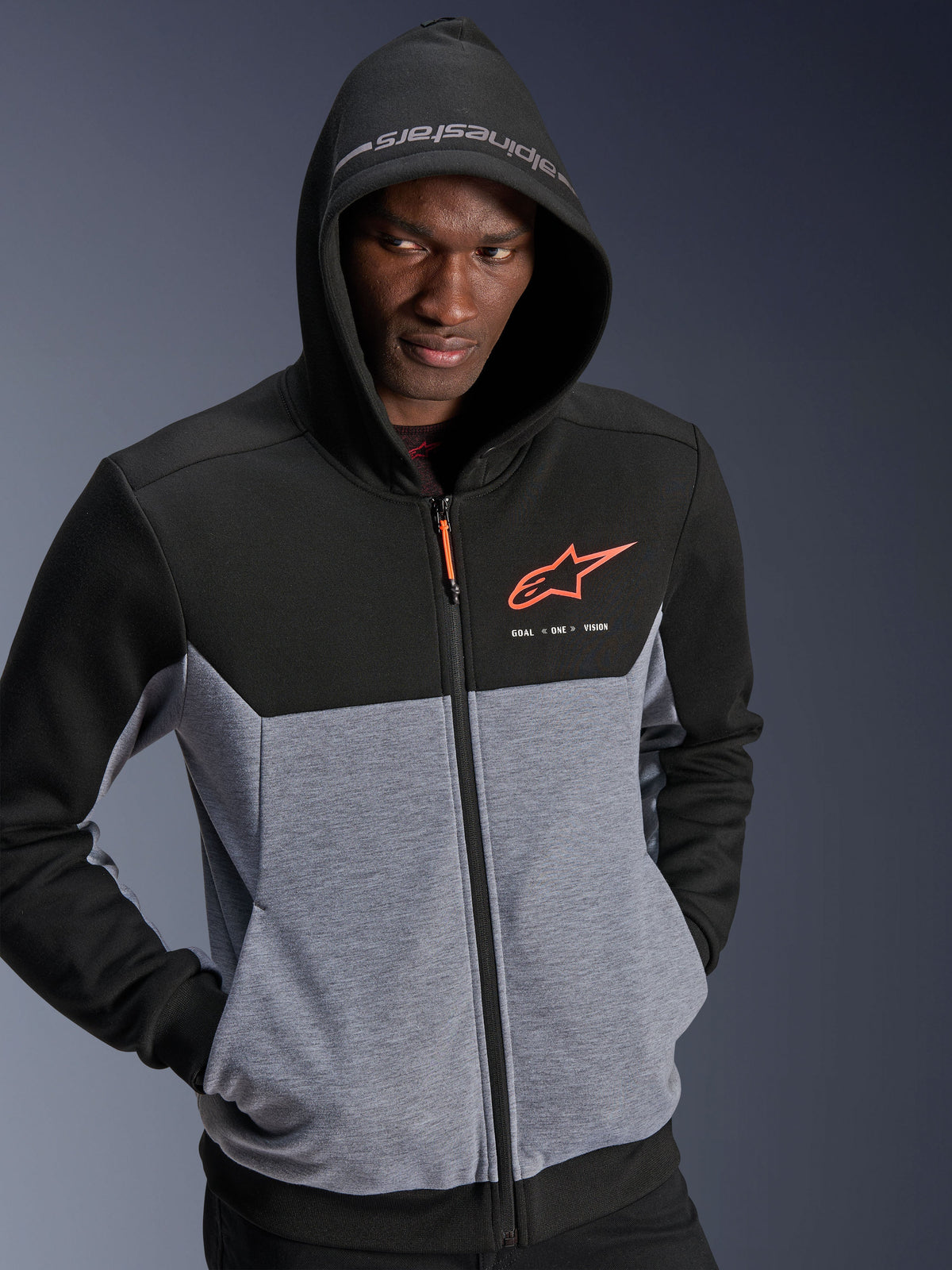 Alpinestars Chrome V2 Sport Kapuzenpullover, urbane Motorradjacke für Herren, Schwarz und Grau mit neonrotem Logo-Detail.
