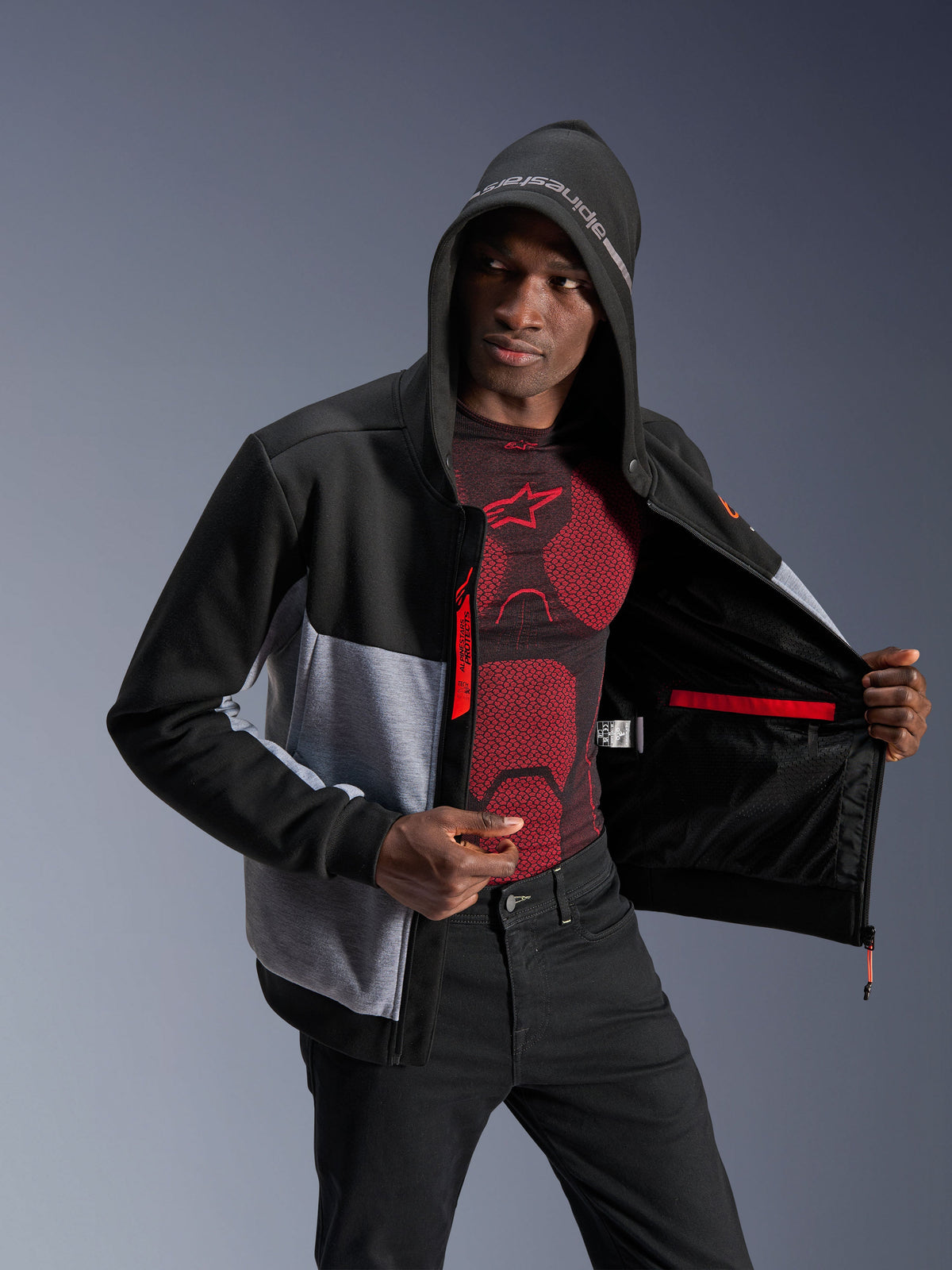 Alpinestars Chrome V2 Sport Kapuzenpullover, Herren-Motorradjacke in Schwarz und Grau mit roten Akzenten und Aramid-Schutz.