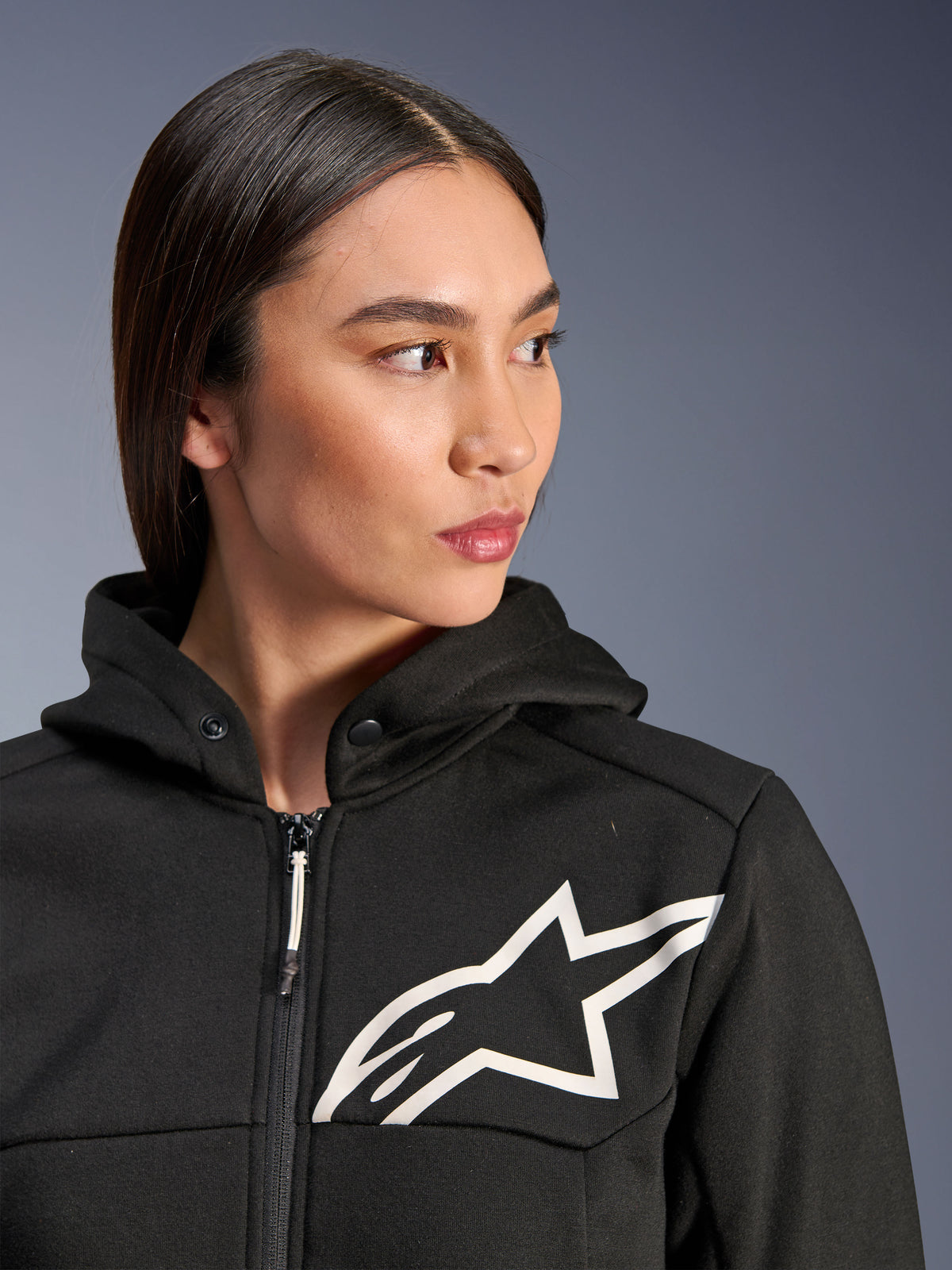 Alpinestars Stella Chrome V2 Sport Hoodie, Motorrad-Kapuzenjacke für Damen, Schwarz mit weißem Astars-Logo, Tech-Fleece-Material, mit Reißverschluss vorne und Kapuzenkragen mit Druckknöpfen, lässige urbane Fahrausrüstung