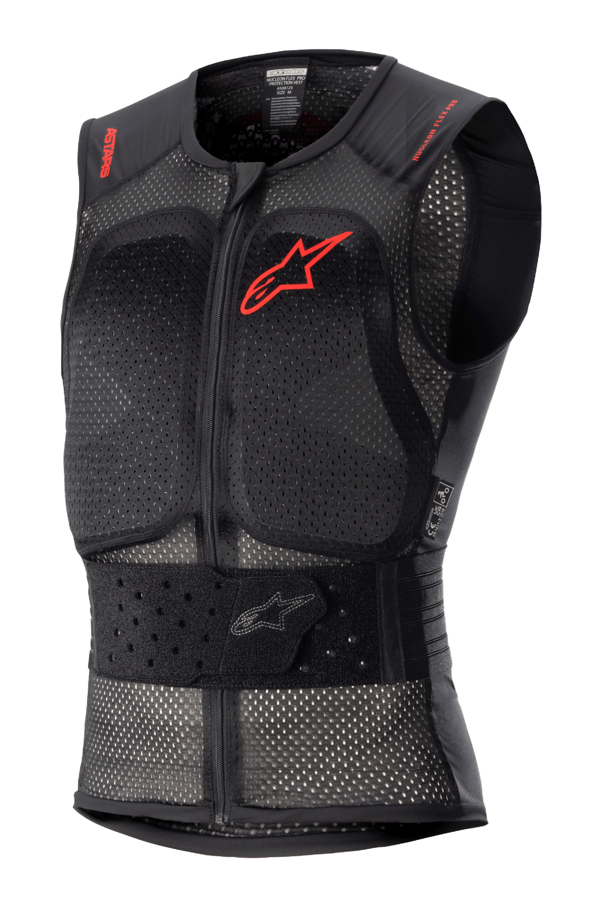 Alpinestars Nucleon Flex Pro Schutzweste, schwarze ärmellose Motorrad-Protektorenweste, perforiertes Mesh-Gewebe für Luftzirkulation, rotes Alpinestars-Logo auf der Brust und roter Schriftzug an den Schultern, verstellbarer elastischer Hüftgurt, Frontreißverschluss, CE Level 2 zertifizierter Rücken- und Brustschutz