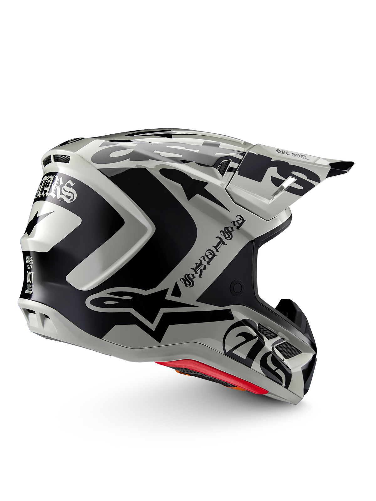 Alpinestars Limited Edition S-M7 Wolf Dust Helm, Motocross-Helm, Dune Black Glossy, hellgraue Schale mit markanten schwarzen Alpinestars-Grafiken und Schriftzügen im Gothic-Stil, aerodynamisches Design mit mehreren Belüftungsöffnungen, rote Innenpolsterung, hochwertiger Offroad-Kopfschutz