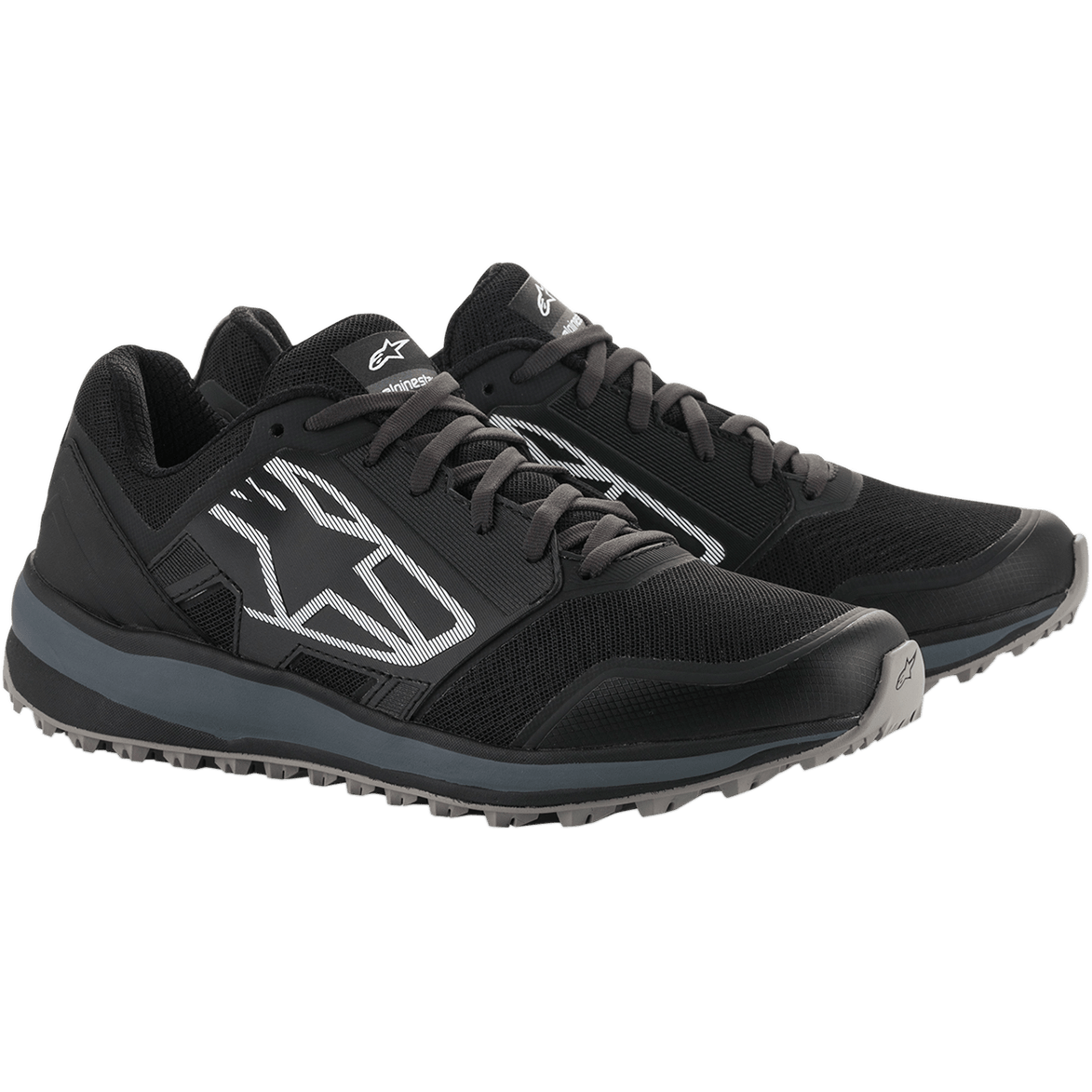Alpinestars Meta Trail Schuhe, Performance-Laufschuhe, Schwarz und Dunkelgrau, großes weiß gestreiftes Astars-Logo an der Seite, Schnürdesign mit einer robusten grauen Sohle, entwickelt für ganztägigen Komfort im Paddock