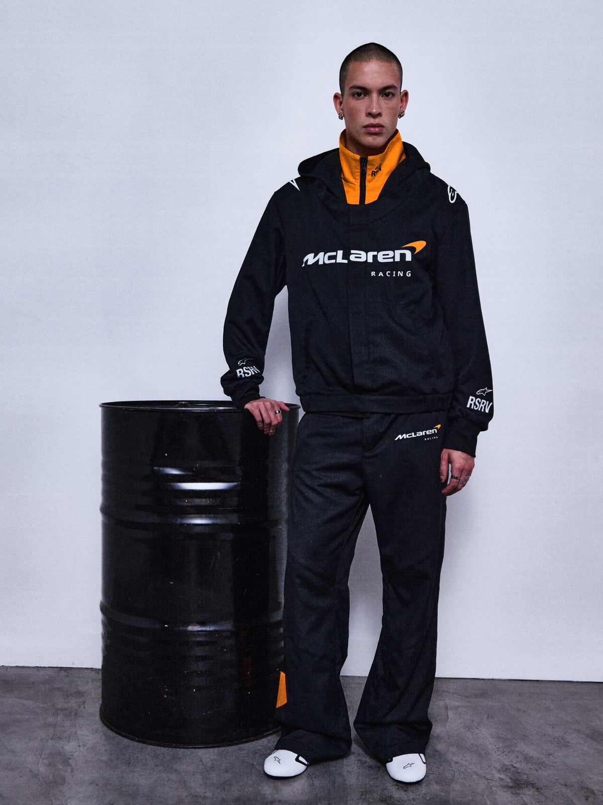 RSRV Arena Suit Jacket, Schwarze Motorradjacke mit McLaren Racing Logo, Orange Innenfutter, Premium Streetwear Kollektion, Unisex Design