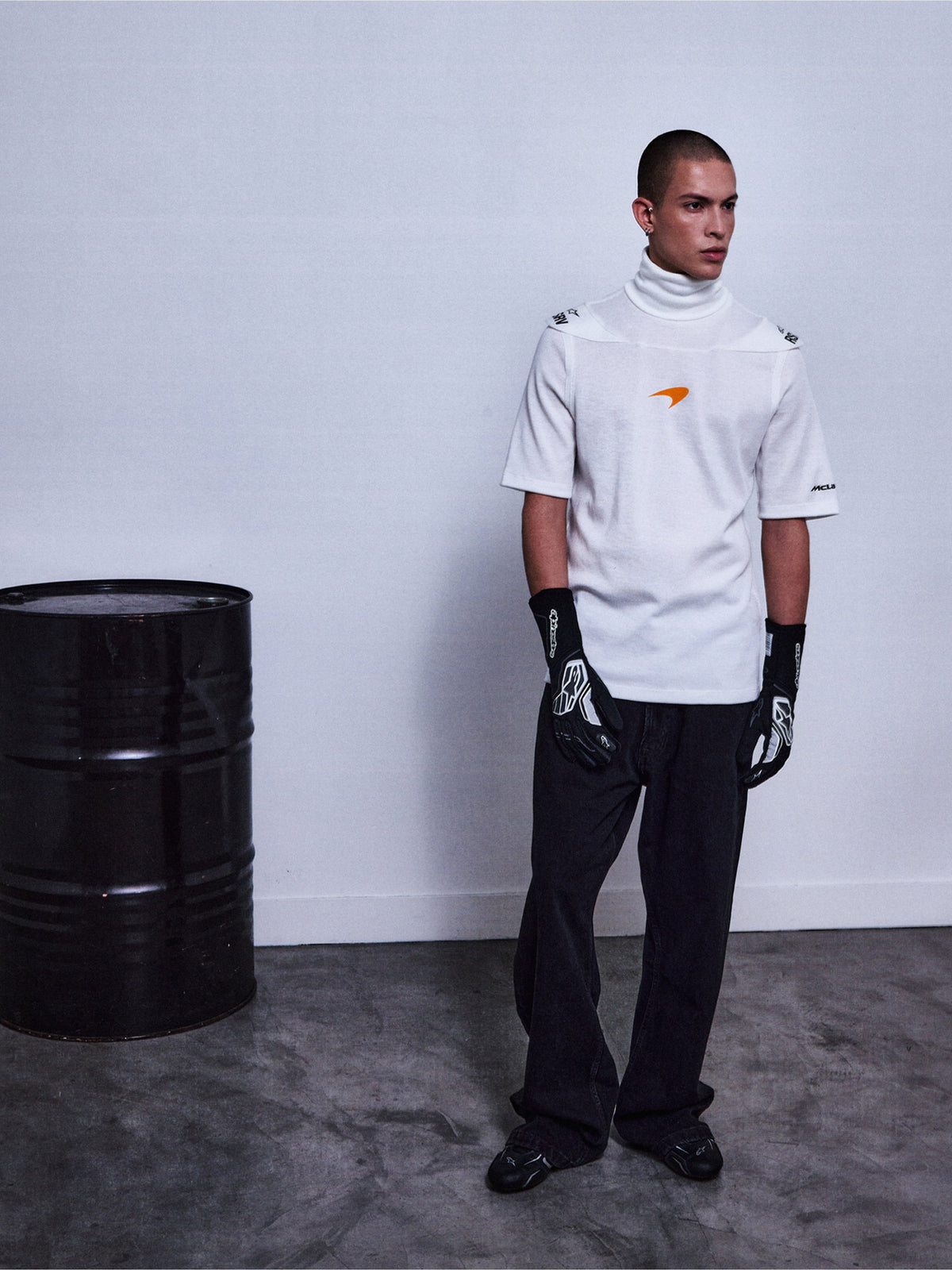 RSRV Pyro SS Tee, Weißes Kurzarm-Shirt mit Rollkragen, Oranges Logo, Lifestyle-Streetwear, Unisex, Modernes Design