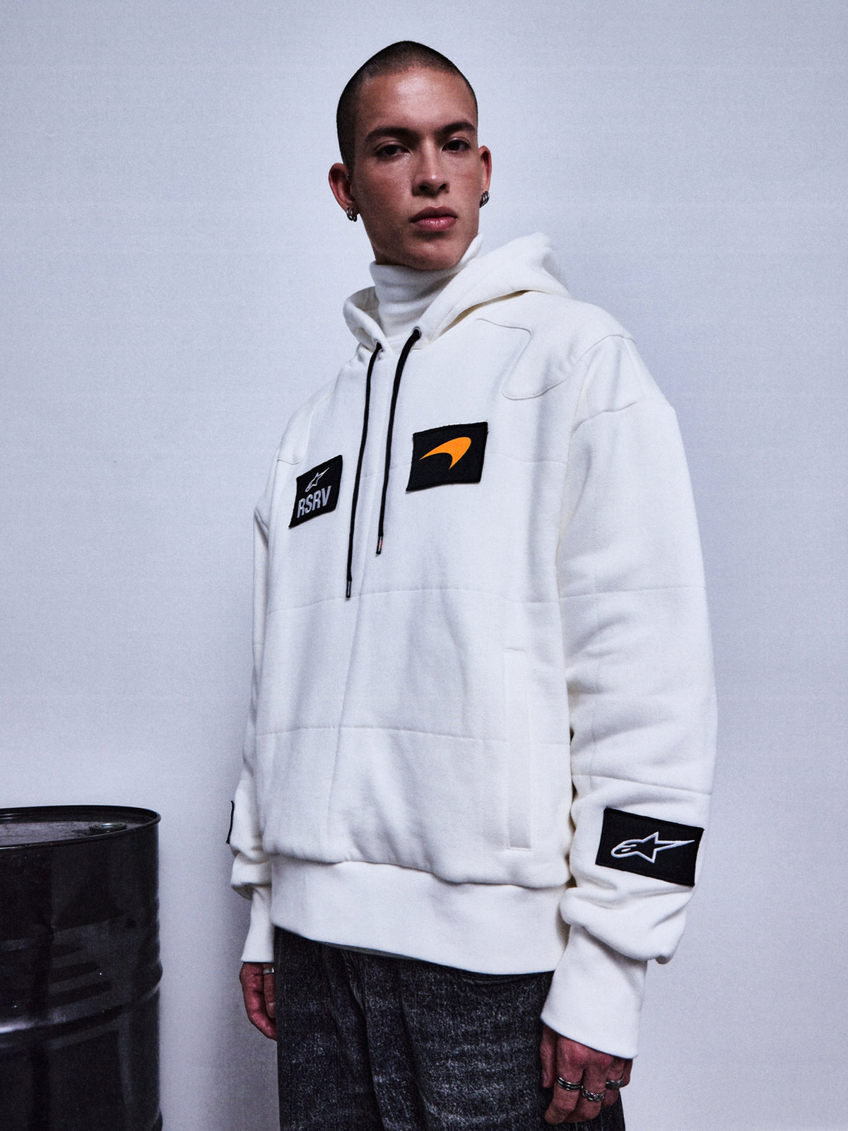 RSRV Rival Hoodie, Weiß mit schwarzen Patches, Unisex Streetwear-Kapuzenpullover, orangefarbenes Swoosh-Detail, RSRV-Logo, Stern-Patch am Ärmel, Premium-Konstruktion
