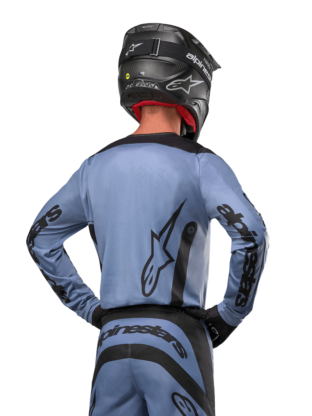 Alpinestars 2024 Fluid Lurv Trikot, Motocross-Trikot, Hellblau und Schwarz, Rückansicht des Fahrers mit großem Stern-Logo und Ärmel-Branding, getragen mit schwarzem Helm und passender Offroad-Hose, professionelle Rennbekleidung