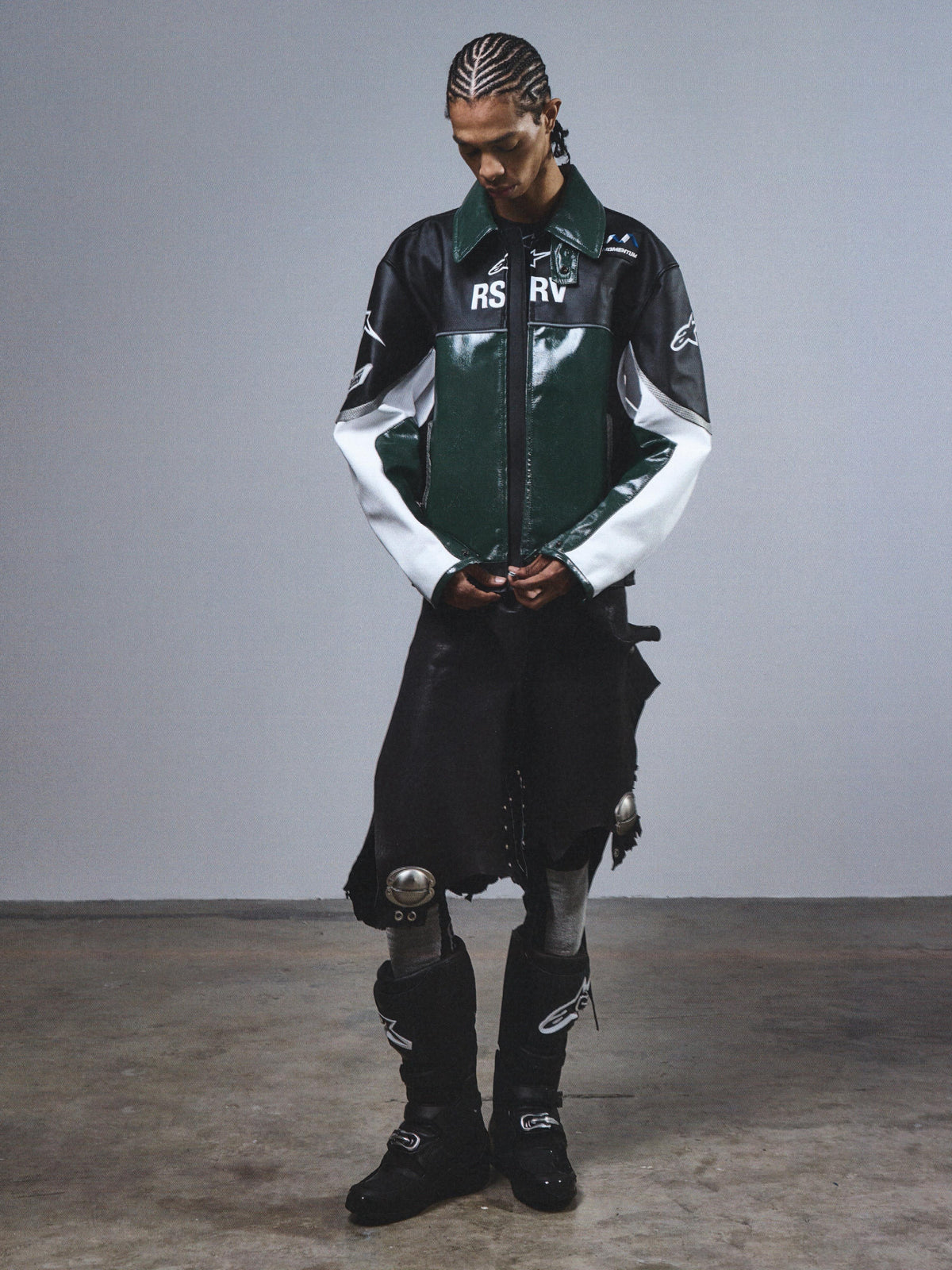 RSRV Alloy Lederjacke, Premium-Motorradjacke, Grün, Schwarz und Weiß, Glänzendes Lederfinish, Lifestyle-Kollektion, Unisex-Design mit RSRV-Logos