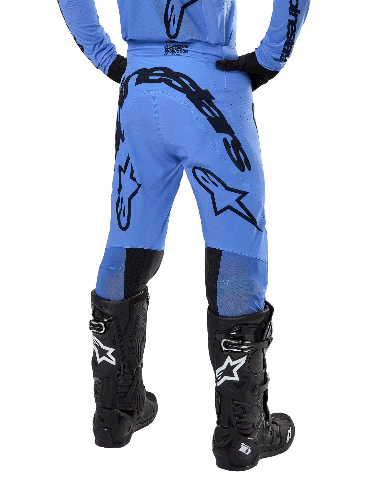 Alpinestars 2024 Supertech Dade Hose, Motocross-Hose, Hellblau, Rückansicht mit großem schwarzem Branding am Gesäß und den Beinen, kombiniert mit schwarzen Alpinestars Tech 10 Stiefeln, athletische Rennpassform für professionelle Offroad-Performance.