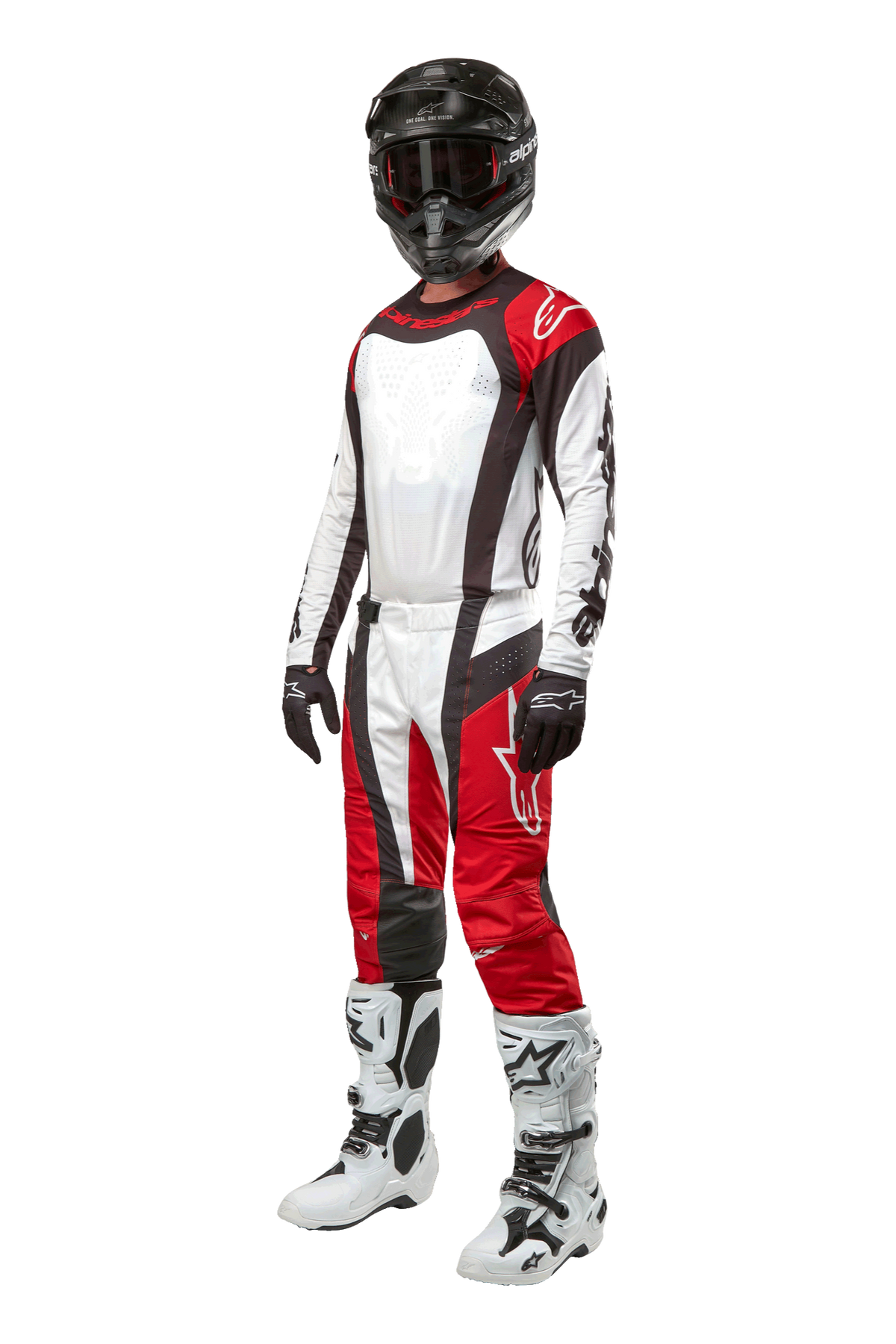 Motocross-Fahrer in kompletter Alpinestars-Ausrüstung, 2024 Techstar Ocuri Hose in Mars Rot Weiß Schwarz, passendes Trikot, schwarzer Helm mit Schutzbrille, schwarz-weiße Handschuhe und weiße Motocross-Stiefel, professionelles Offroad-Rennoutfit
