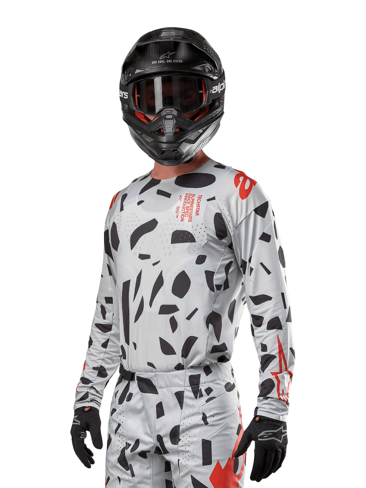 Alpinestars 2024 Techstar Rantera Trikot, Motocross-Trikot, Haze Gray Camo mit schwarzen abstrakten Mustern und roten Akzenten, Langarm-Design getragen mit passendem schwarzem Helm und Handschuhen, technische Offroad-Rennausrüstung