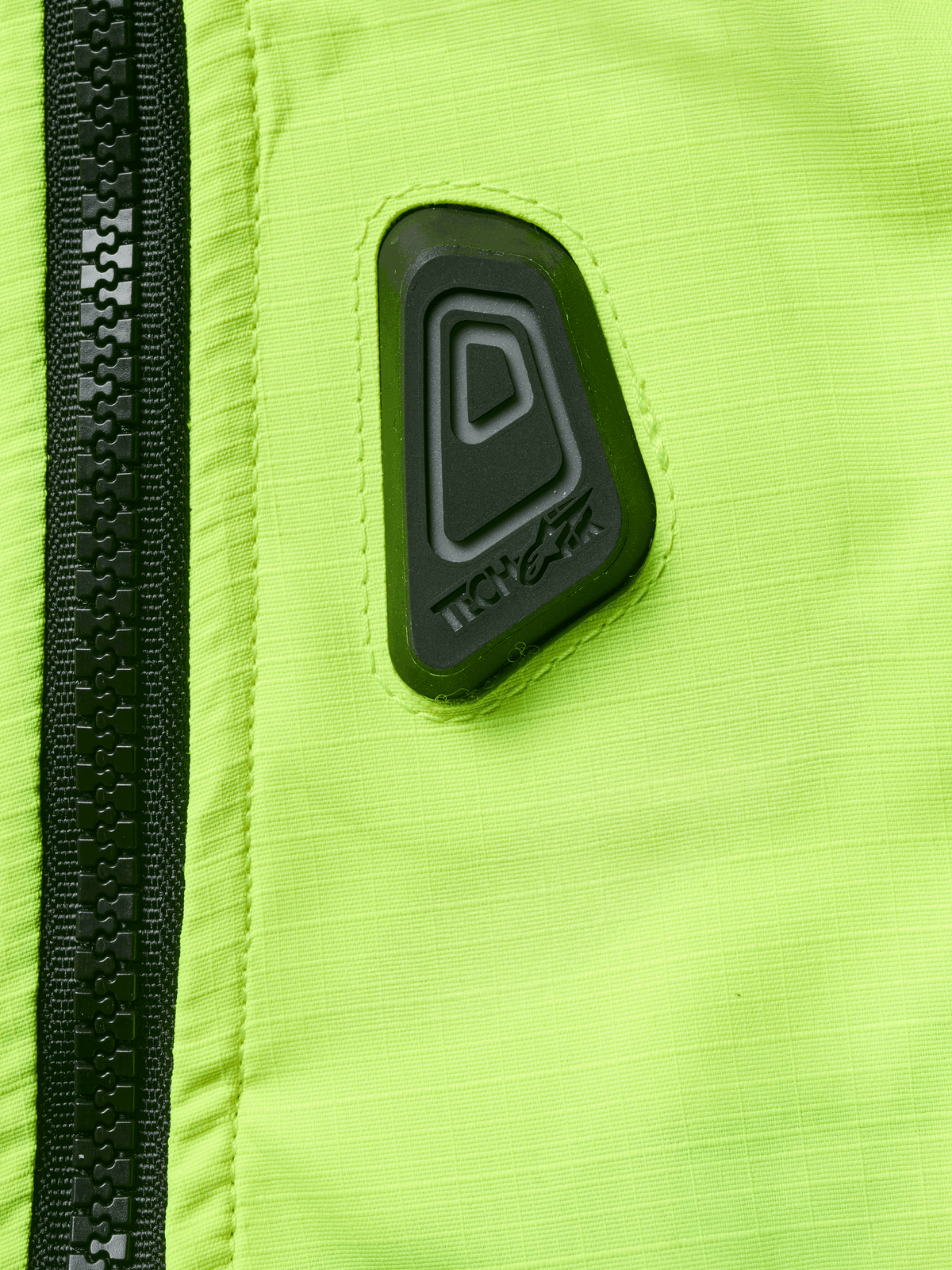 Alpinestars Tech-Air® 3 V2 System, Motorrad-Airbag-Weste, Nahaufnahme von wasserabweisendem Material in Gelb Fluo mit schwarzem Reißverschluss, schwarzer gummierter Tech-Air Logo-Patch, hochsichtbare Sicherheitsausrüstung