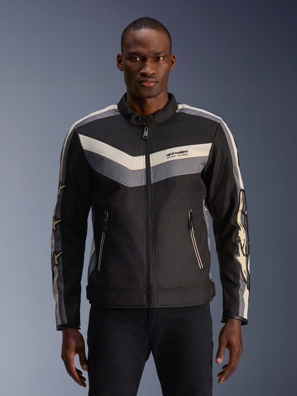 Alpinestars T-Dyno WR Jacke, textile Motorradjacke, Schwarz, Dunkelgrau und Ecru, mit Chevron-Streifenmustern auf der Brust und den Armen, vintage-inspirierte Biker-Passform mit Stehkragen, urbane zeitgemäße Straßenausrüstung