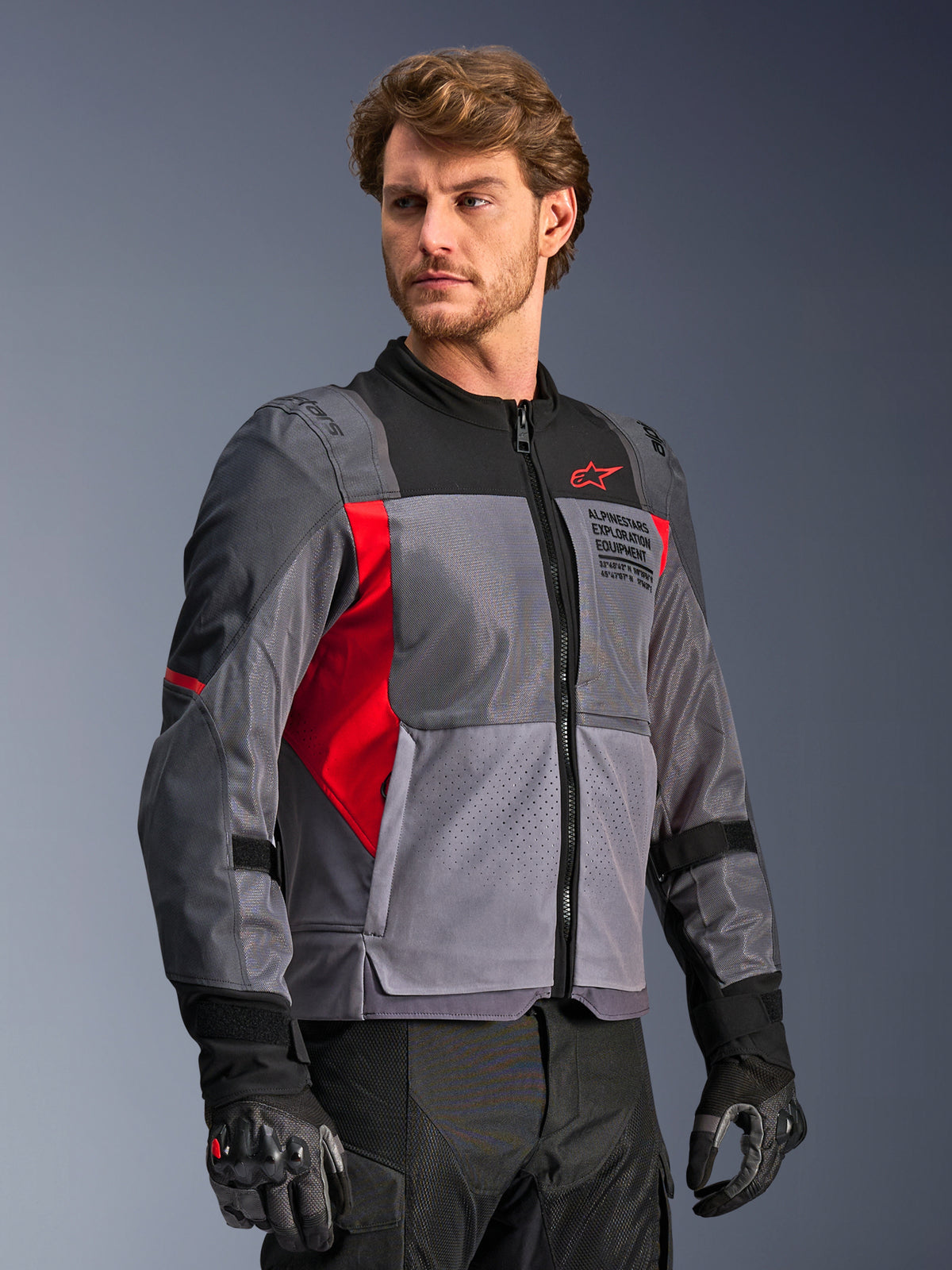 Alpinestars ST-2 Air Jacke, Motorrad-Touringjacke, Herren, Grau und Rot, Mesh, Laserperforationen, getragen von einem Model.