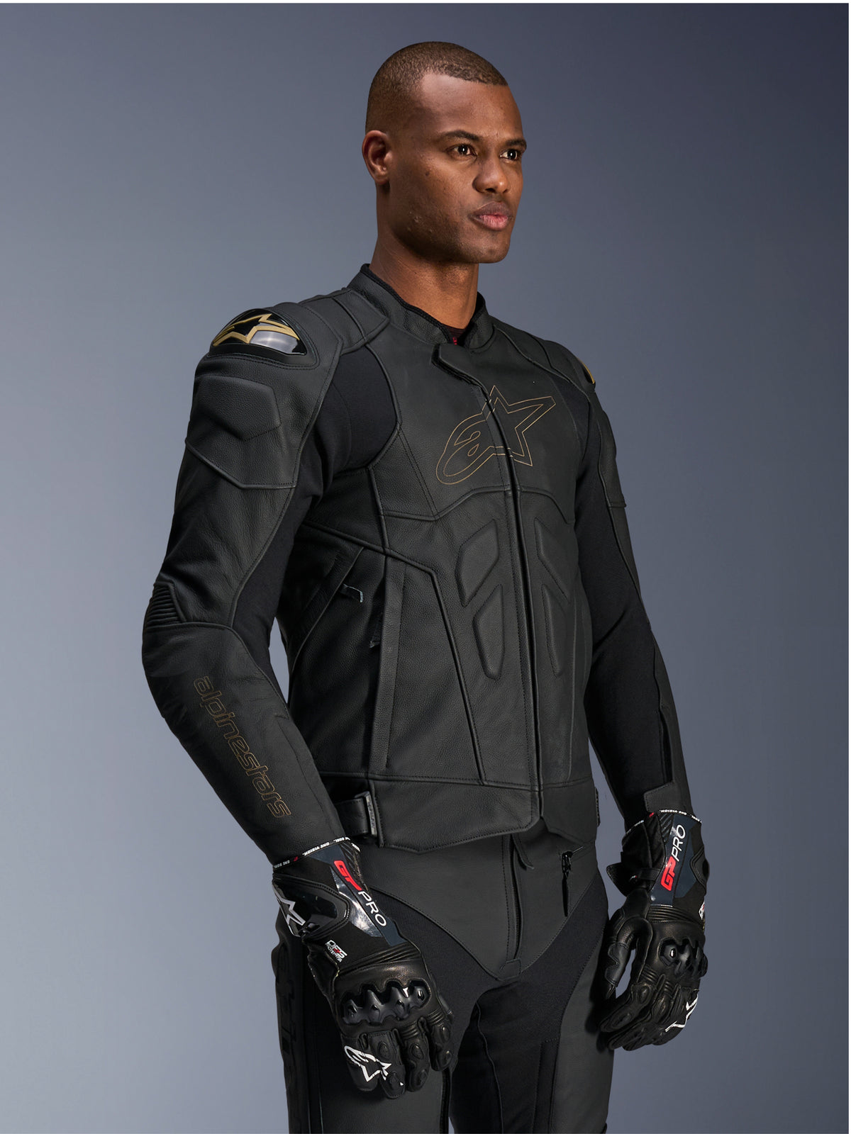 Alpinestars Dusk Lederjacke, Motorradjacke für Herren, Schwarz und Gold, DFS-Schulterschutz, Leder, mit GP Pro Handschuhen