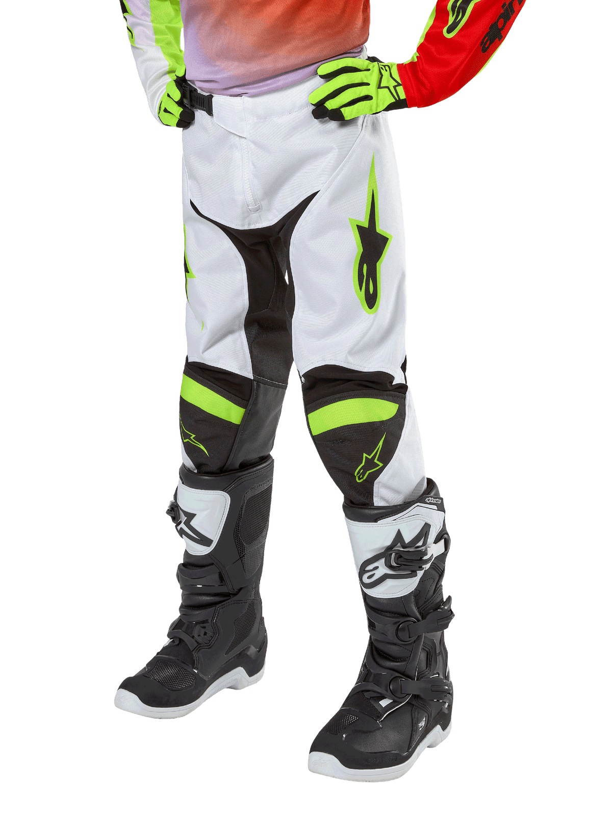 Alpinestars Youth 2024 Racer Lucent Hose, Motocross-Hose, Weiß, Neonrot und Gelb Fluo, Unterkörperansicht mit schwarzen Stretch-Einsätzen und Neon-Akzenten, getragen mit schwarz-weißen Rennstiefeln und neongelben Handschuhen, technische Offroad-Ausrüstung für Jugendliche