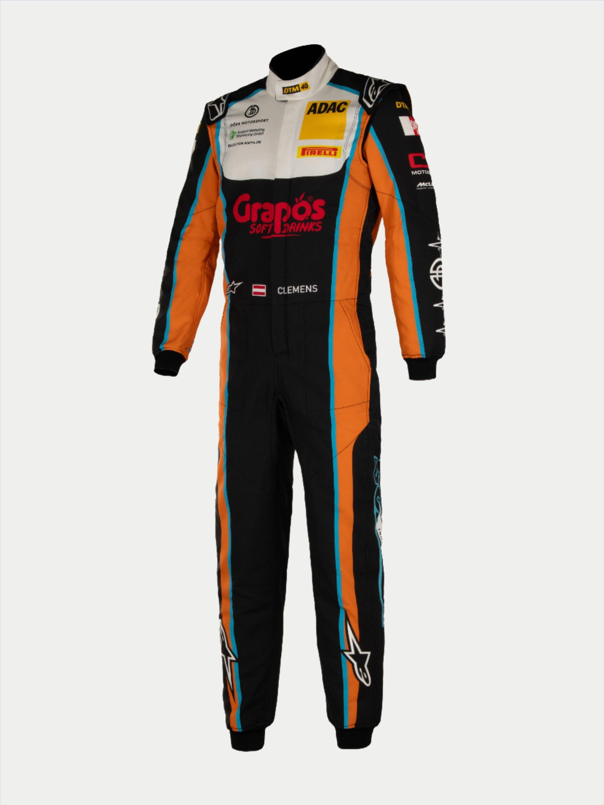 Alpinestars Tech Vision V3 Custom Suit, professioneller Automobil-Rennanzug, Schwarz mit orangefarbenen und weißen Einsätzen und hellblauen Akzenten, mit individuellen Sponsorenlogos und dem Fahrernamen „CLEMENS“, feuerhemmende Nomex-Konstruktion
