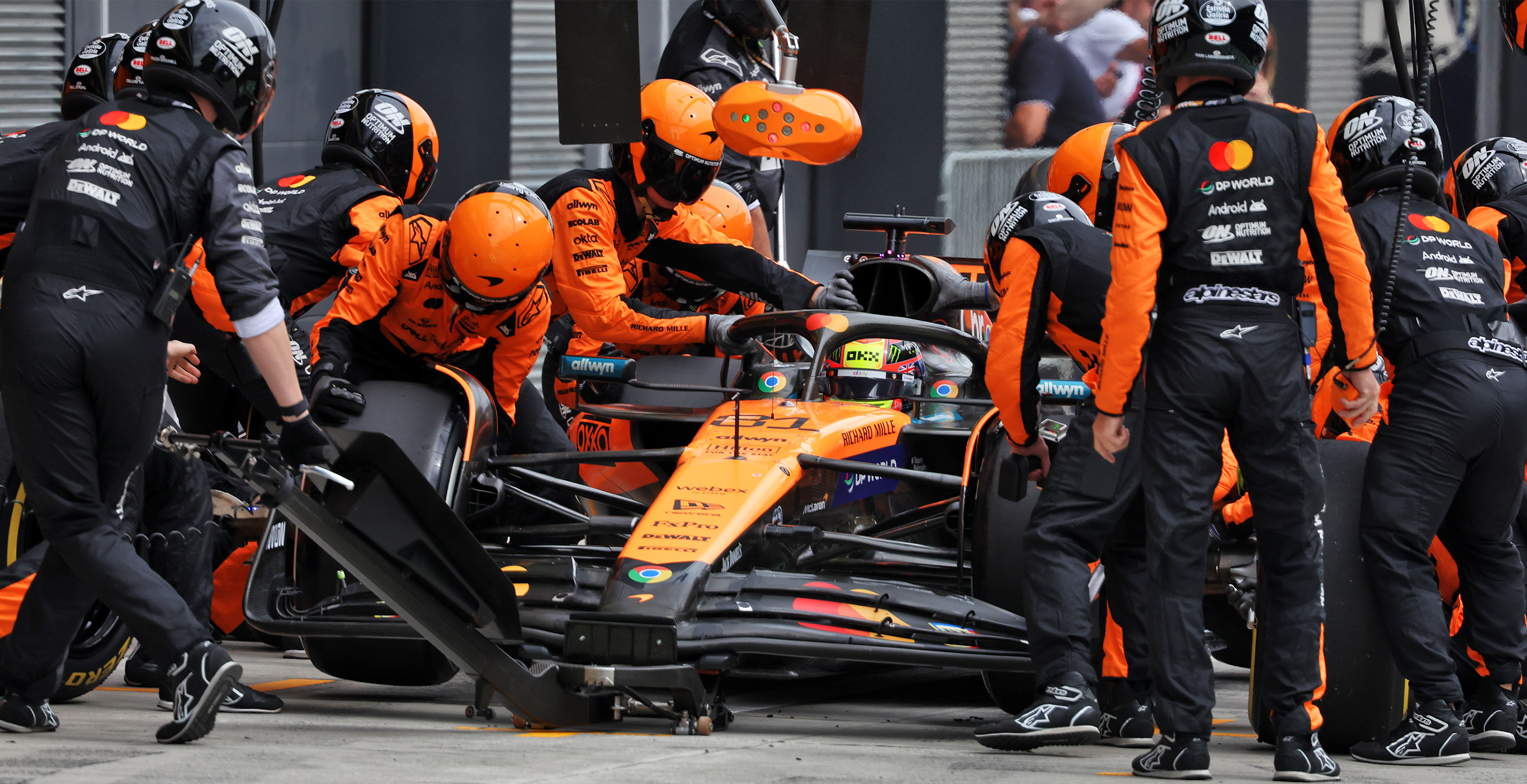 Hinter dem Lenkrad: Was Alpinestars F1-Fahrer am Renntag tragen