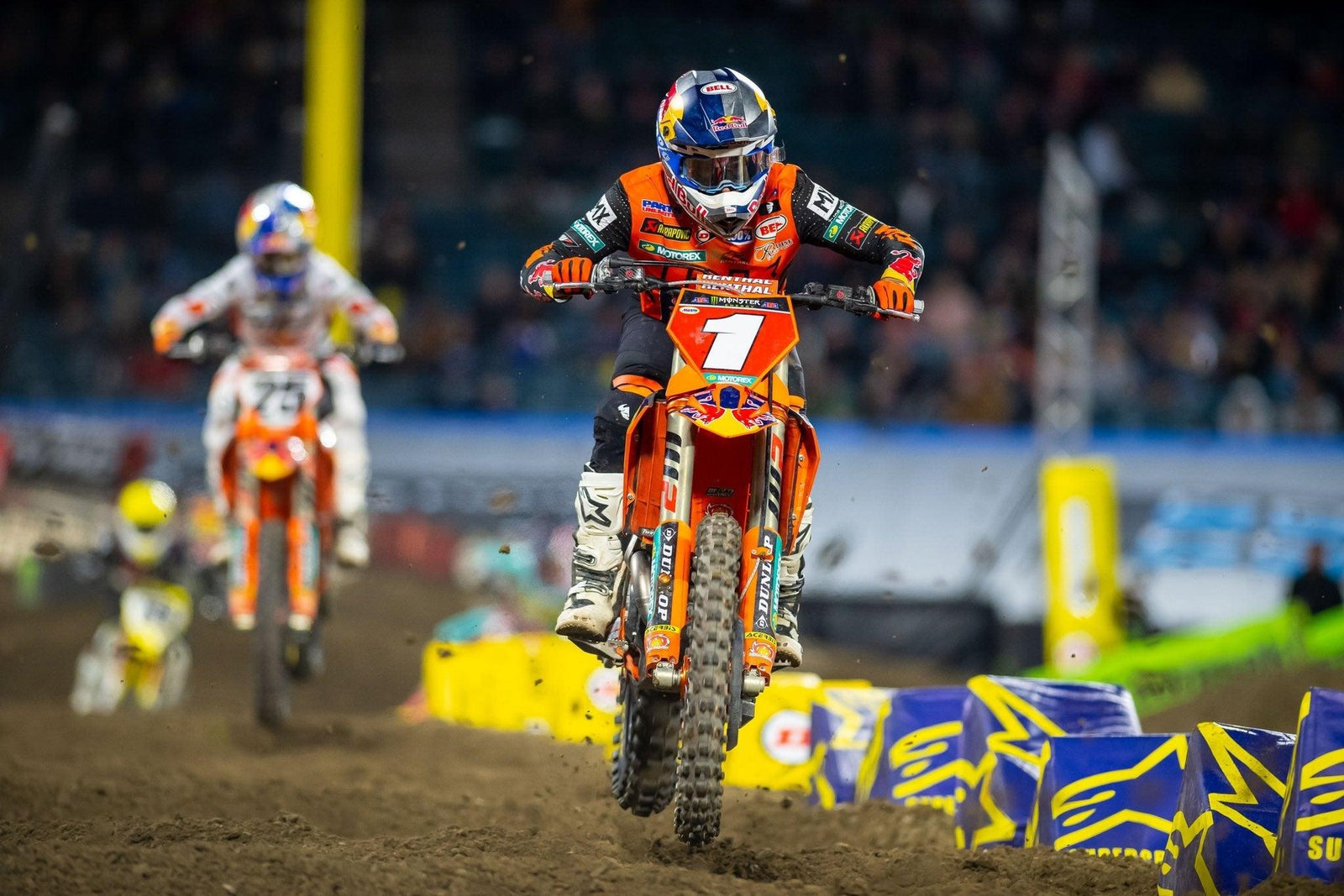 Cooper Webb und Justin Barcia glänzen unter den Lichtern in Anaheim 1 450SX -Rennen in Kalifornien