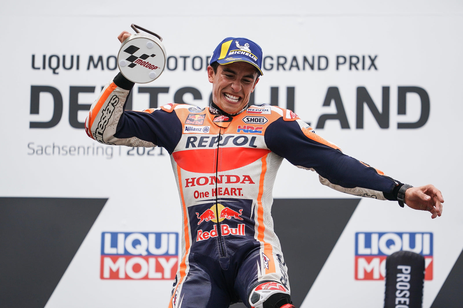 Alpinestars Podium-Lock-Out als Marc Marquez das MotoGP-Rennen im Sachsenring Deutschland dominiert