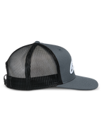 Alpinestars Corp Trucker Cap, Seitenprofil, graue Twill-Front und Schirm mit schwarzer Mesh-Rückseite, flacher Schirm, strukturierte Krone, weiß gesticktes Logo, lässige Motorsport-Kopfbedeckung