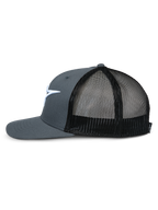 Alpinestars Corp Trucker, Trucker-Cap, Grau und Schwarz, Seitenansicht mit flachem Schirm, strukturierter grauer Krone, schwarzen Mesh-Einsätzen hinten und weiß besticktem Logo, lässige vom Motorsport inspirierte Kopfbedeckung