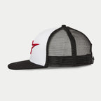 Alpinestars Corp Trucker Mütze, Seitenansicht, Weiß und Schwarz, Rotes 3D-Sticklogo auf der Seite, Rückseite aus schwarzem Mesh mit flachem schwarzem Schirm, strukturierte Krone für legere Sportbekleidung
