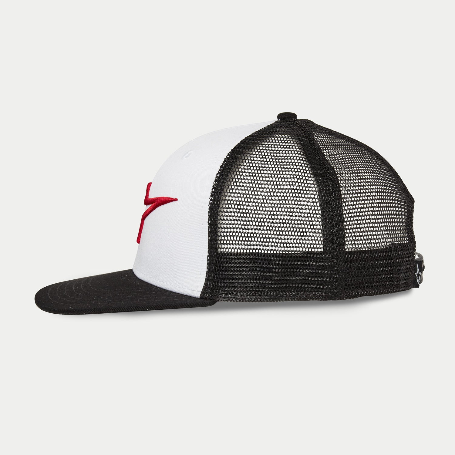 Alpinestars Corp Trucker Mütze, Seitenansicht, Weiß und Schwarz, Rotes 3D-Sticklogo auf der Seite, Rückseite aus schwarzem Mesh mit flachem schwarzem Schirm, strukturierte Krone für legere Sportbekleidung