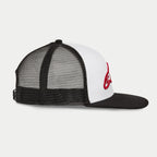Alpinestars Corp Trucker-Mütze, Weiß und Schwarz, Seitenprofil mit weißer Frontpartie und rotem 3D-Sticklogo, schwarzem flachem Schirm und Mesh-Rückseite, lässige Motorsport-Streetwear