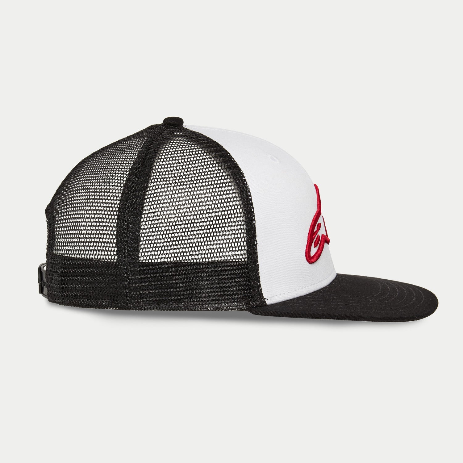 Alpinestars Corp Trucker-Mütze, Weiß und Schwarz, Seitenprofil mit weißer Frontpartie und rotem 3D-Sticklogo, schwarzem flachem Schirm und Mesh-Rückseite, lässige Motorsport-Streetwear
