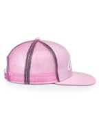 Alpinestars Corp Trucker Cap, Pink, Seitenansicht, strukturierte Krone mit flachem Schirm, Twill-Vorderseite und Mesh-Rückseite, verstellbarer Snapback-Verschluss, lässige Sport-Kopfbedeckung