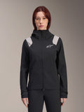 Alpinestars Stella A-Dura Regenjacke, Damen-Fahrrad-Regenjacke, Schwarz mit hellgrauen Schulterpartien, technische Shell-Jacke mit Kapuze und weißem Logo auf der Brust, verstellbare Klettverschluss-Bündchen, professionelle Ausrüstung für MTB und Fahrten bei nassem Wetter