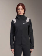 Alpinestars Stella A-Dura Regenjacke, Damen-Fahrrad-Regenjacke, Schwarz mit hellgrauen Schulterpartien, technische Shell-Jacke mit Kapuze und weißem Logo auf der Brust, verstellbare Klettverschluss-Bündchen, professionelle Ausrüstung für MTB und Fahrten bei nassem Wetter