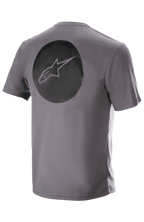 Alpinestars Dot Tech Tee, Kurzarm, Sparrow Gray, Rückansicht mit einer großen schwarzen kreisförmigen Grafik und dem Alpinestars-Sternlogo, technische feuchtigkeitsableitende MTB-Bekleidung