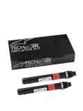 Alpinestars Tech-Air 3 V2 Airbag-System Ersatzkartuschen, zwei schwarze zylindrische Argongas-Inflatoren mit roten Warnetiketten, schwarze Tech-Air Inflator Kit Box mit silbernem Alpinestars-Branding, essentielles Wartungs-Set für Motorrad-Airbag-Systeme