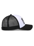 Alpinestars Flag Snapback Mütze, Weiß und Schwarz, Seitenansicht, strukturierte weiße Krone mit schwarzem gebogenem Schirm, atmungsaktive schwarze Mesh-Einsätze auf der Rückseite, lässige motorsport-inspirierte Kopfbedeckung