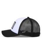 Alpinestars Flag Snapback Cap, Weiß und Schwarz, Seitenansicht, gebogener schwarzer Schirm, strukturierte weiße Frontpartie mit Patch im Flaggen-Stil, atmungsaktive schwarze Mesh-Rückseite