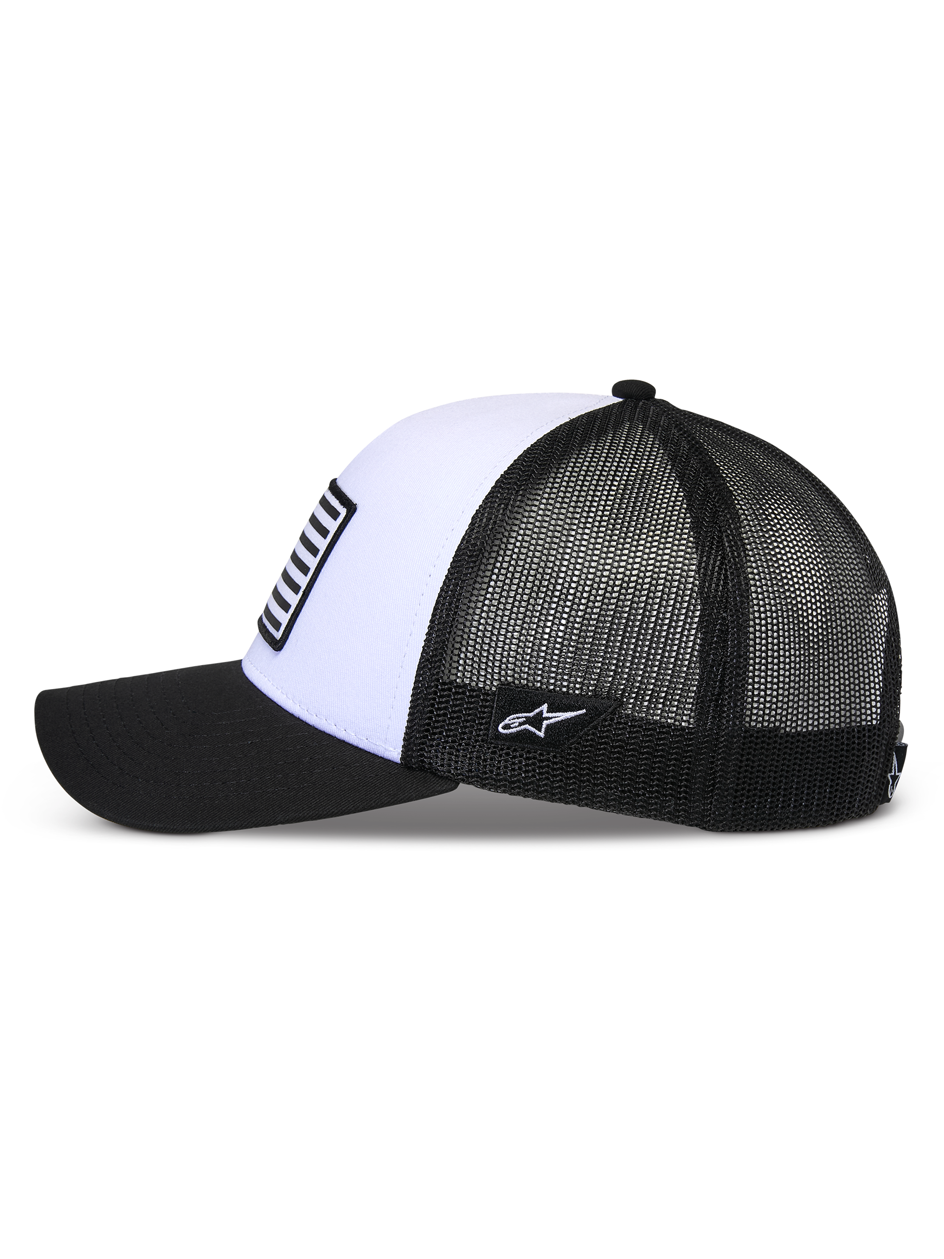 Alpinestars Flag Snapback Cap, Weiß und Schwarz, Seitenansicht, gebogener schwarzer Schirm, strukturierte weiße Frontpartie mit Patch im Flaggen-Stil, atmungsaktive schwarze Mesh-Rückseite