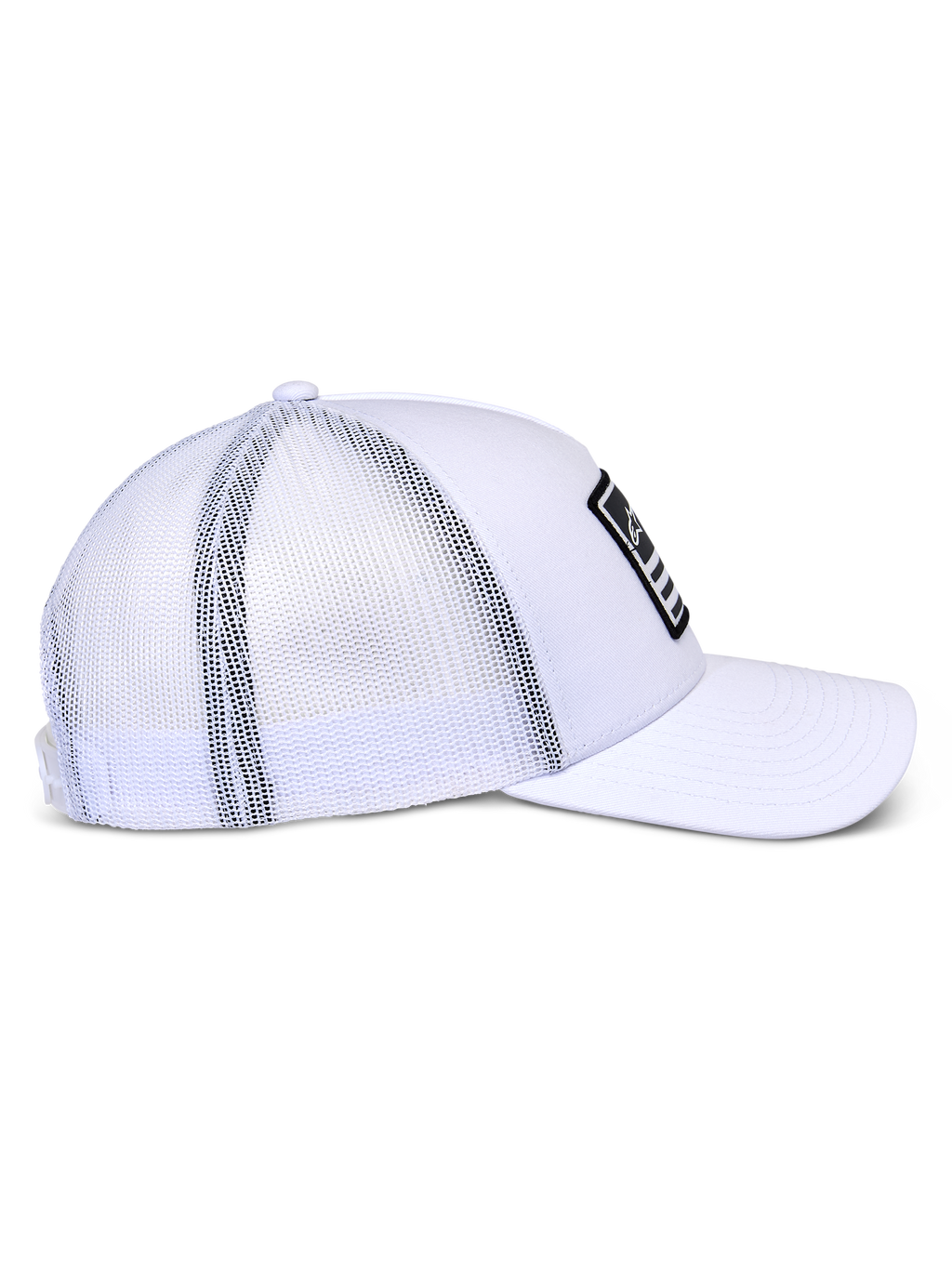 Alpinestars Flag Snapback Cap, Trucker-Style Kappe, Weiß, Seitenansicht zeigt weiße Twill-Vorderseite und atmungsaktiven Mesh-Rücken, gebogener Schirm, schwarzer Merrow-Patch mit weißem Logo, lässige Motorsport-Kopfbedeckung