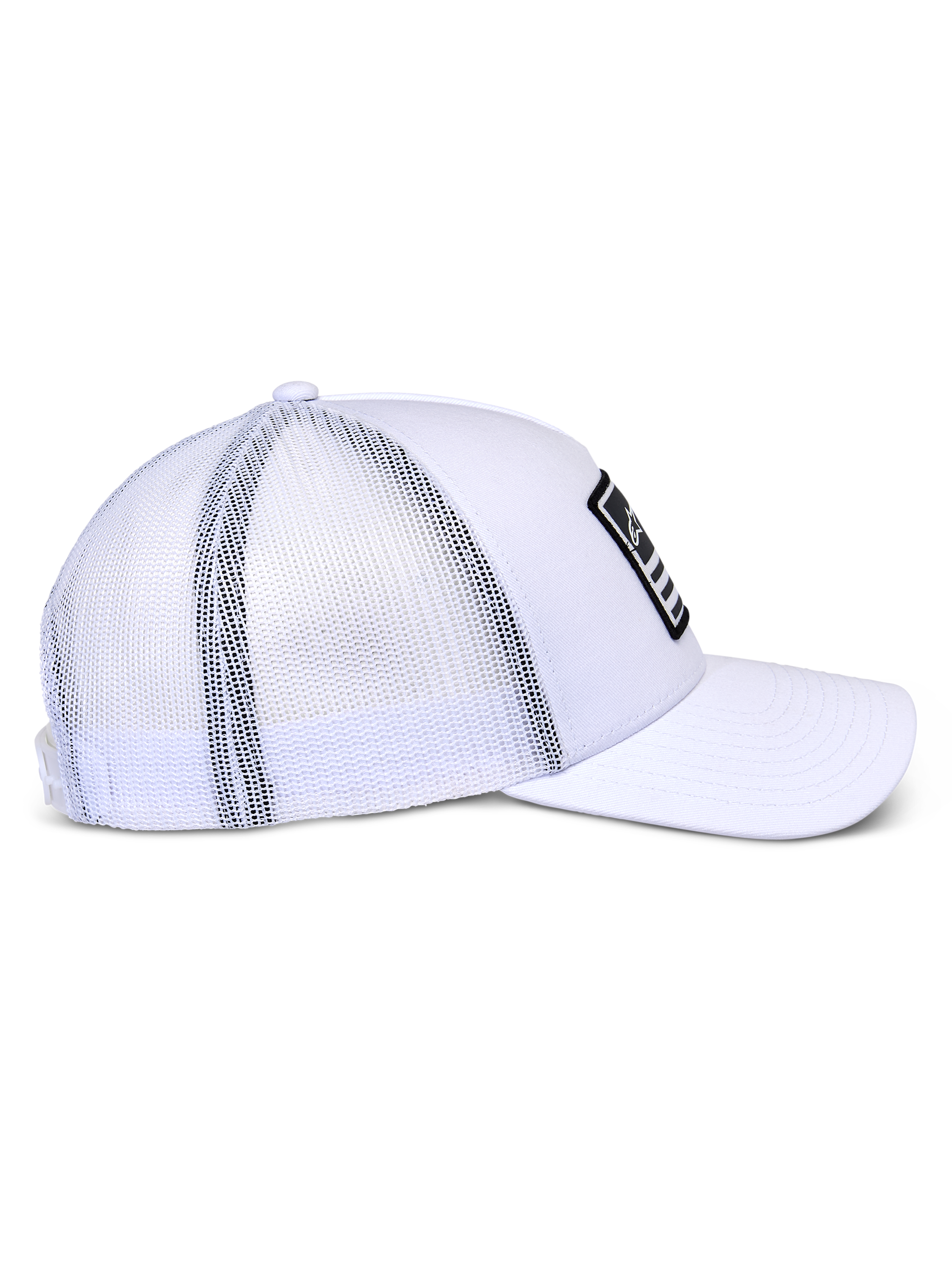 Alpinestars Flag Snapback Cap, Trucker-Style Kappe, Weiß, Seitenansicht zeigt weiße Twill-Vorderseite und atmungsaktiven Mesh-Rücken, gebogener Schirm, schwarzer Merrow-Patch mit weißem Logo, lässige Motorsport-Kopfbedeckung