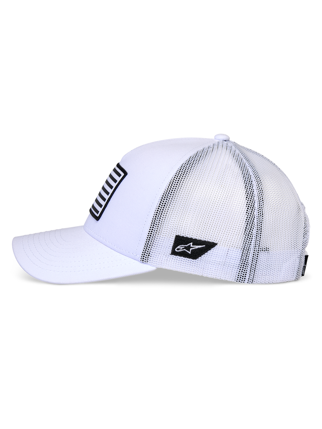 Alpinestars Flag Snapback Kappe, Weiß, Seitenansicht einer Trucker-Style-Cap mit gebogenem Schirm und weißer Mesh-Rückseite, schwarzer Logo-Patch an der Seite und gestreifter Front-Patch